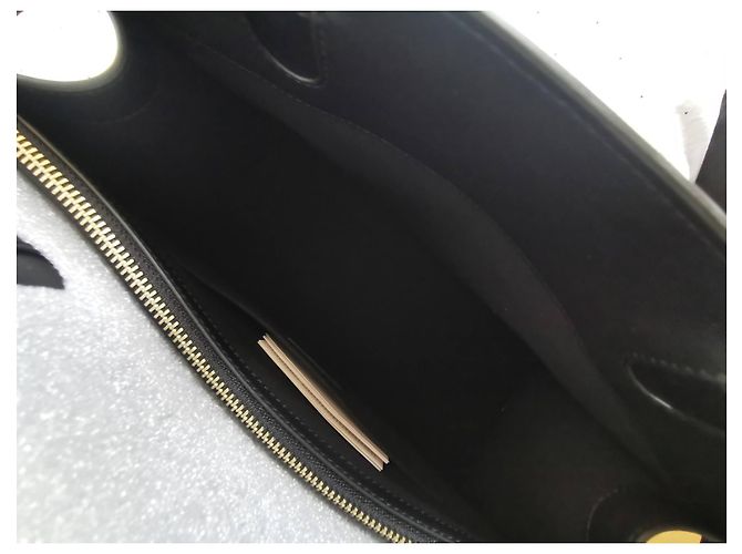 Bolso Furla de cuero liso negro con acabados dorados Gold hardware - vista 4