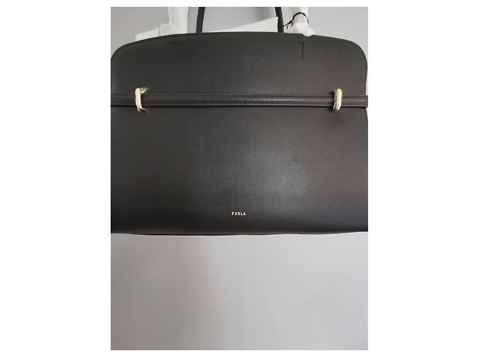 Bolso Furla de cuero liso negro con acabados dorados Gold hardware - vista 9