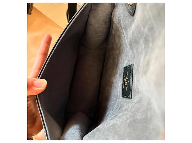 Louis Vuitton Saumur bb Epi leather Nero - vista 9