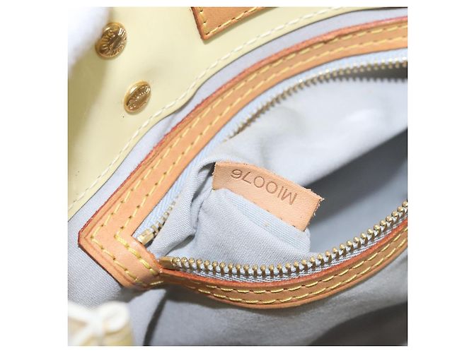 Borsa Reade Monogram Vernis PM di Louis Vuitton Beige - vista 7