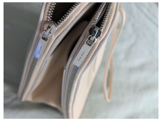 The Row Siamese Umhängetasche aus Leder beige - Ansicht 10