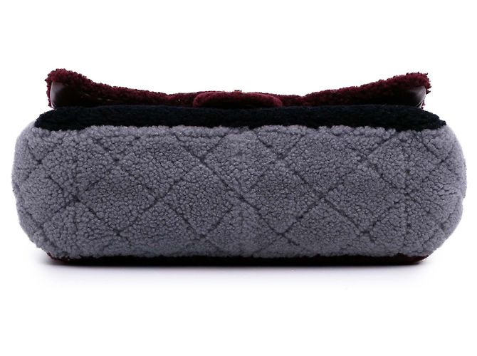 Chanel Rotes Mittleres Gestepptes Schafsleder mit Einem Klappverschluss Bordeaux - Ansicht 3
