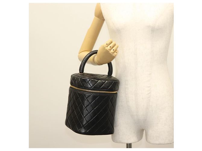 Vanity CHANEL Pochette Matelassé in Pelle di Agnello Nera Oro CC Auth 141905 Nero D'oro - vista 22