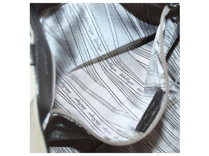 Borsa Tote Vala in Paillettes Argento Auth 142446 di Salvatore Ferragamo - vista 20