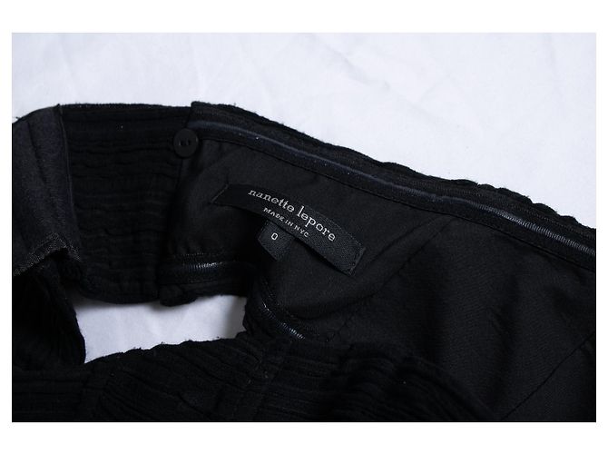 Schulterfreies, geripptes schwarzes Kleid von Nanette Lepore - Ansicht 7