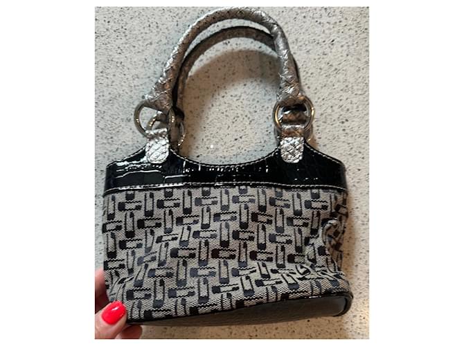 Mini borsa a mano Guess nera e argento effetto pitone Nero - vista 2