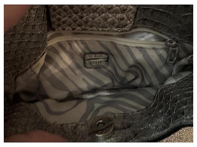 Mini borsa a mano Guess nera e argento effetto pitone Nero - vista 4