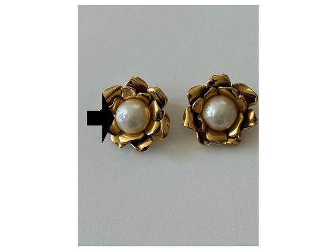 Yves Saint Laurent Clip orecchini in metallo dorato e perle D'oro - vista 4
