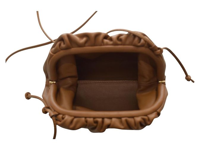 Bottega Veneta Borsa a tracolla The Mini Pouch in agnello marrone cammello - vista 11