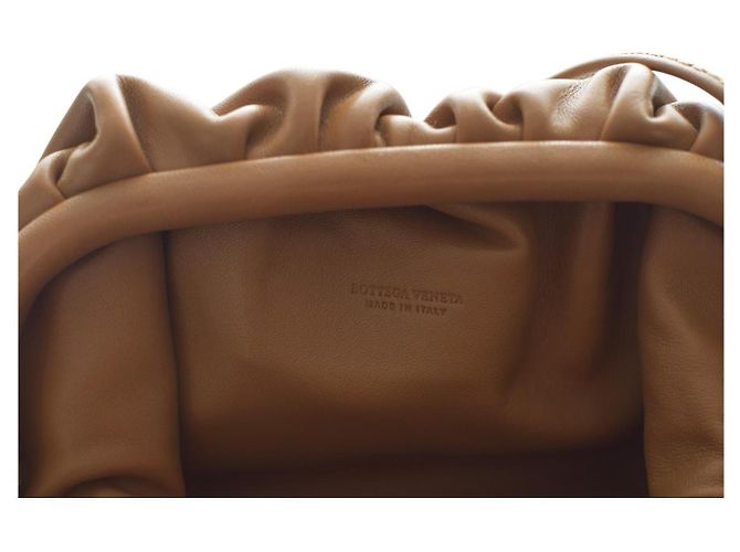 Bottega Veneta Borsa a tracolla The Mini Pouch in agnello marrone cammello - vista 12