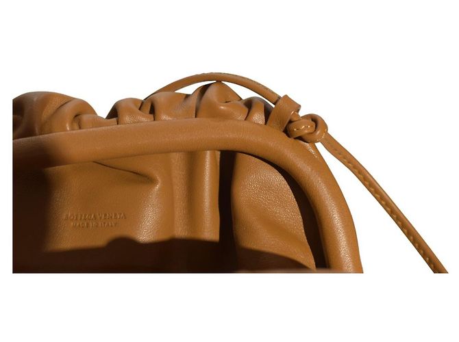 Bottega Veneta Borsa a tracolla The Mini Pouch in agnello marrone cammello - vista 13
