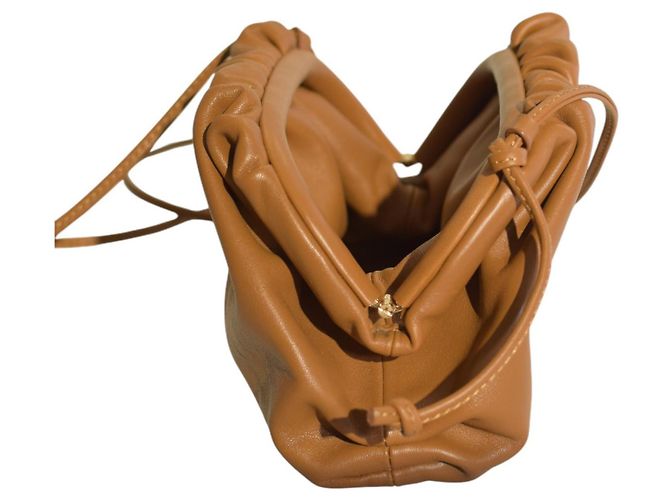 Bottega Veneta Borsa a tracolla The Mini Pouch in agnello marrone cammello - vista 14