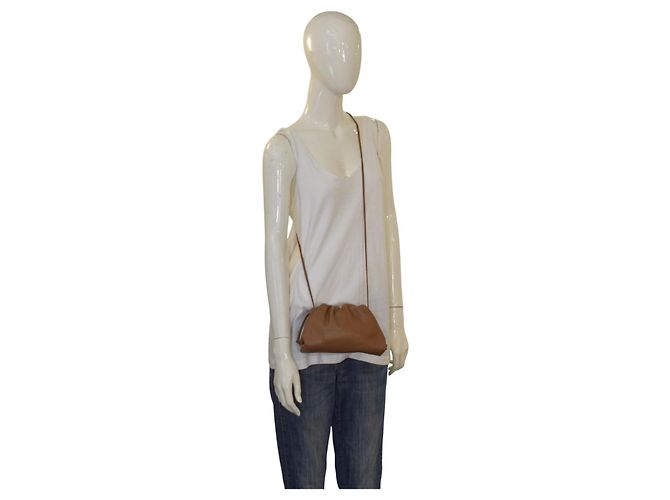 Bottega Veneta Borsa a tracolla The Mini Pouch in agnello marrone cammello - vista 16