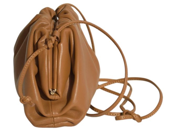 Bottega Veneta Borsa a tracolla The Mini Pouch in agnello marrone cammello - vista 3