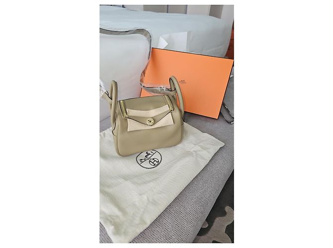 Hermès Mini Lindy II Verso in Pelle Swift Beige Marfa Grigio antracite - vista 2
