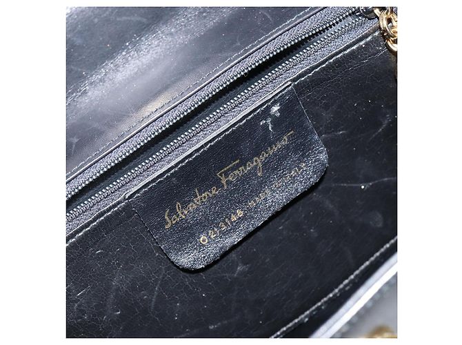 Borsa a Spalla Gancini in Pelle Nera e Oro Salvatore Ferragamo Auth bs29116 Nero D'oro - vista 16