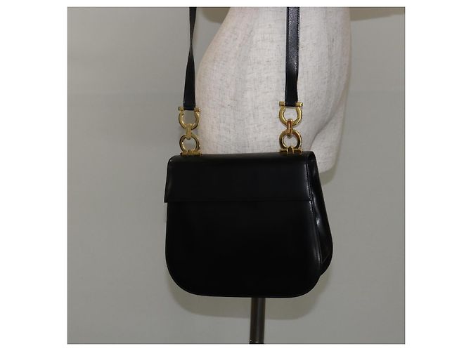 Borsa a Spalla Gancini in Pelle Nera e Oro Salvatore Ferragamo Auth bs29116 Nero D'oro - vista 21