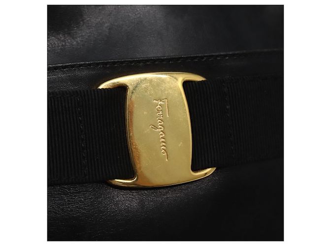 Borsa a Spalla Vala in Pelle Nera e Oro Salvatore Ferragamo Auth BA5848 Nero D'oro - vista 15