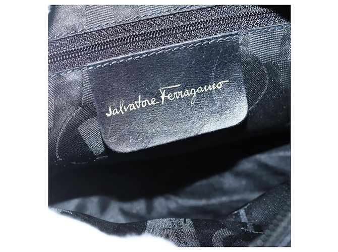 Borsa a Spalla Vala in Pelle Nera e Oro Salvatore Ferragamo Auth BA5848 Nero D'oro - vista 16