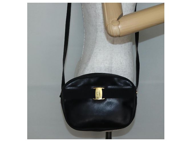 Borsa a Spalla Vala in Pelle Nera e Oro Salvatore Ferragamo Auth BA5848 Nero D'oro - vista 22