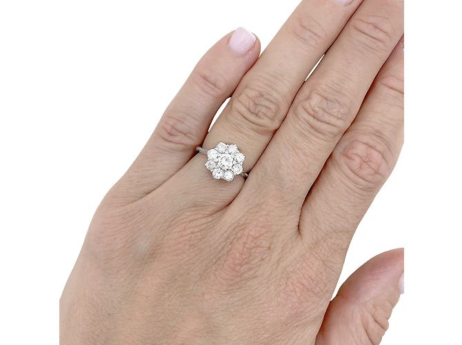 Autre Marque Anello a forma di fiore in oro bianco e platino incastonato di diamanti. - vista 5