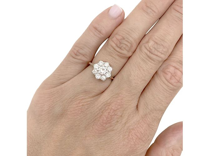 Autre Marque Anello a forma di fiore in oro bianco e platino incastonato di diamanti. - vista 6