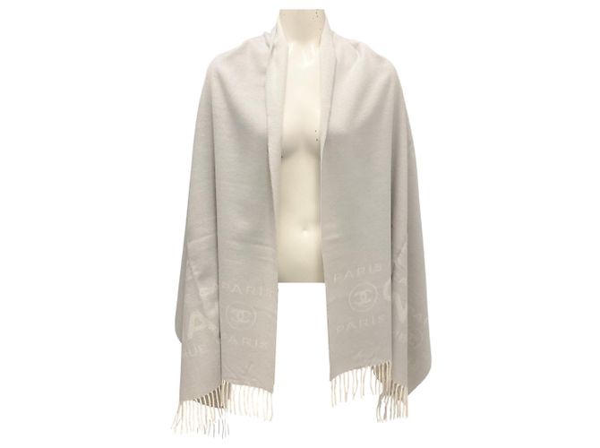 Bufanda grande de cachemira con flecos Chanel gris / marfil 31 Rue Cambon París - vista 2