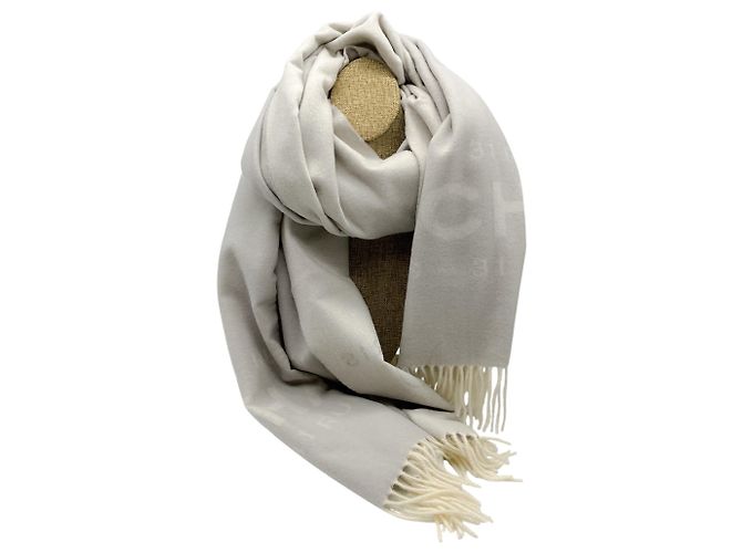 Bufanda grande de cachemira con flecos Chanel gris / marfil 31 Rue Cambon París - vista 4