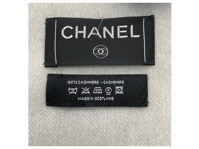 Bufanda grande de cachemira con flecos Chanel gris / marfil 31 Rue Cambon París - vista 8