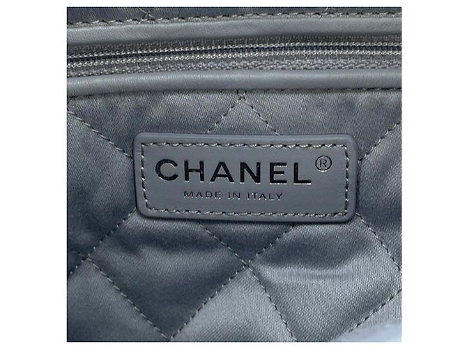 CHANEL 22 Piccola Borsa Matelassé in Pelle di Vitello Lucida Marrone - vista 10