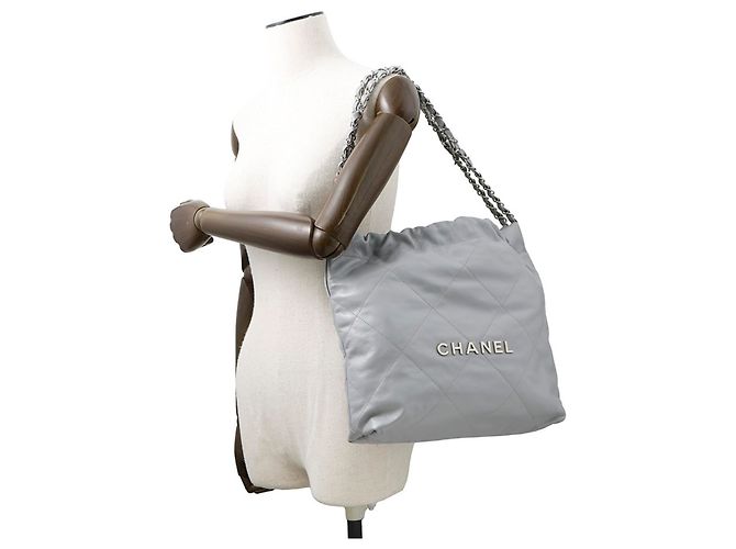 CHANEL 22 Piccola Borsa Matelassé in Pelle di Vitello Lucida Marrone - vista 4