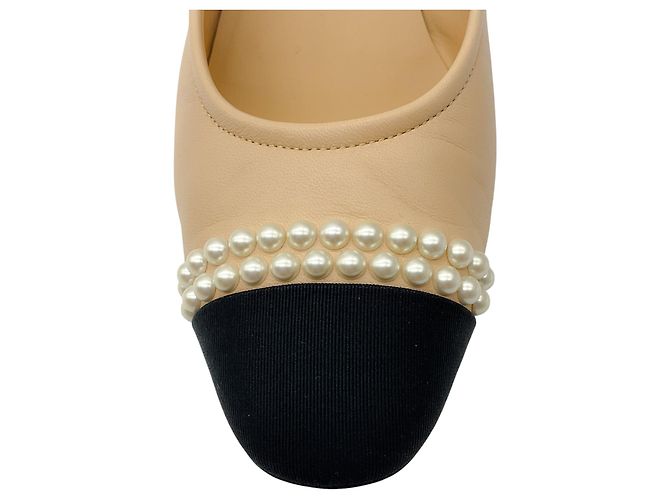 Chanel Bege / Preto 2020 Sapatilhas de Couro de Cordeiro com Pérolas e Bico de Grosgrain - vista 5