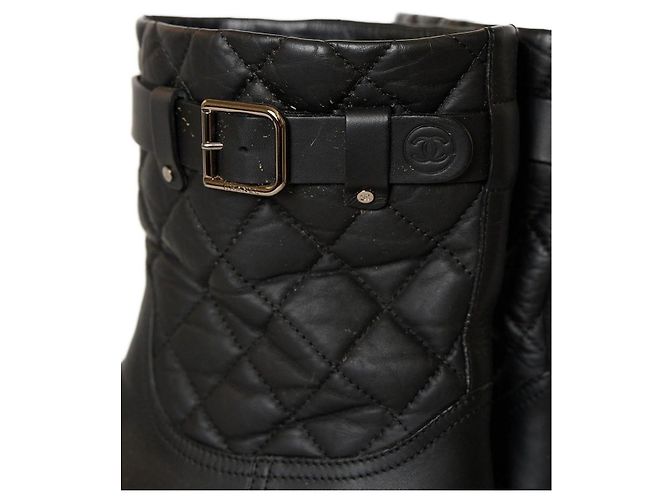 Botas de tornozelo planas Chanel em couro acolchoado preto branco - vista 2