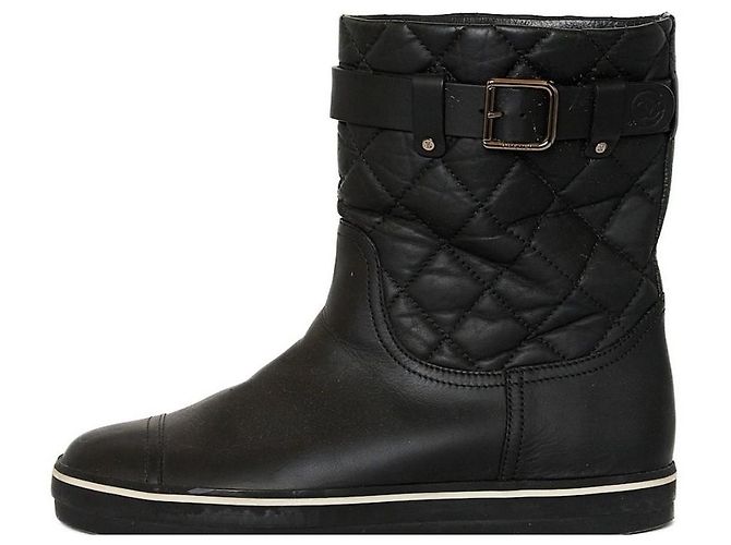 Botas de tornozelo planas Chanel em couro acolchoado preto branco - vista 3