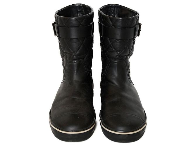 Botas de tornozelo planas Chanel em couro acolchoado preto branco - vista 4