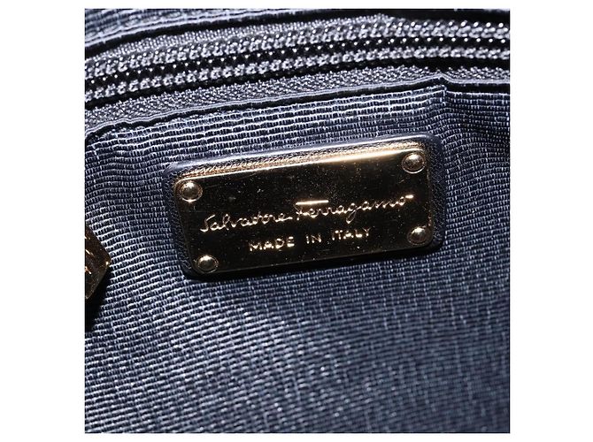 Borsa a Spalla Vala in Pelle Nera e Oro di Salvatore Ferragamo Auth bs29448 Nero D'oro - vista 17