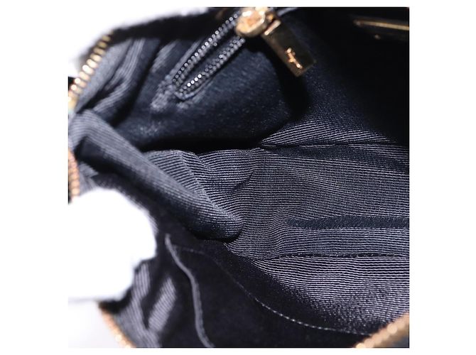 Borsa a Spalla Vala in Pelle Nera e Oro di Salvatore Ferragamo Auth bs29448 Nero D'oro - vista 19