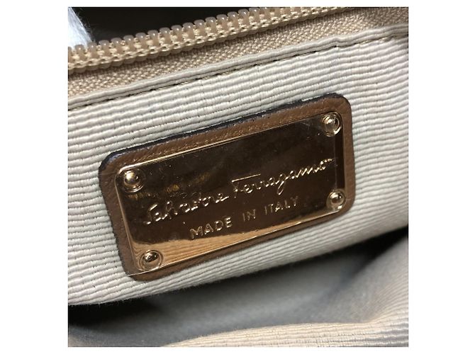 Sac à main Gancini de Salvatore Ferragamo Beige - vue 16