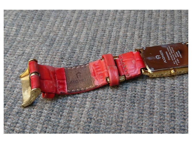 Montre à quartz pour femme plaquée or Aigner Cremona réf. A54200 Rouge Doré - vue 9