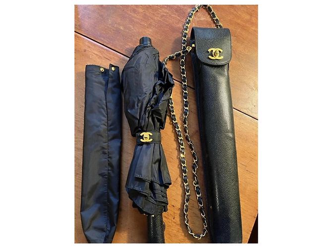 Set ombrello Chanel pelle caviar nero - vista 2