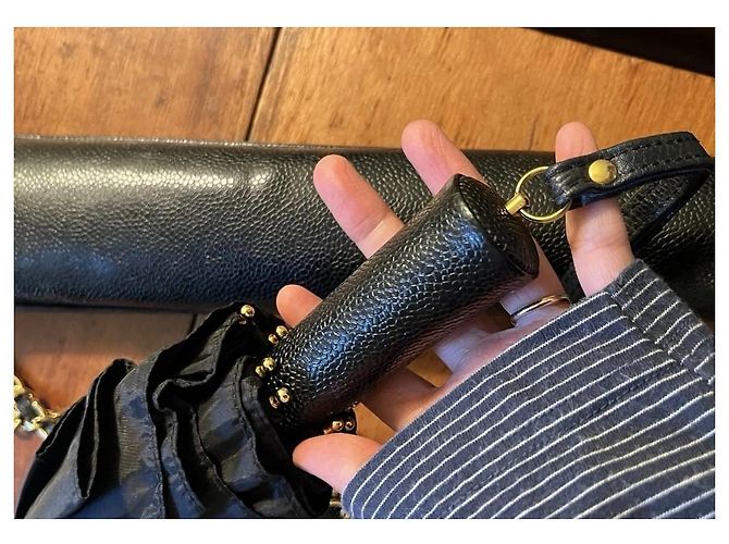 Set ombrello Chanel pelle caviar nero - vista 7