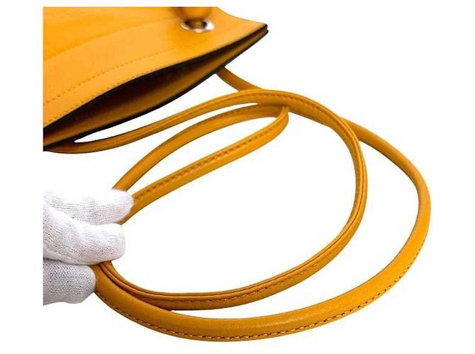 Hermès Aline Schultertasche aus gelbem Leder - Ansicht 11