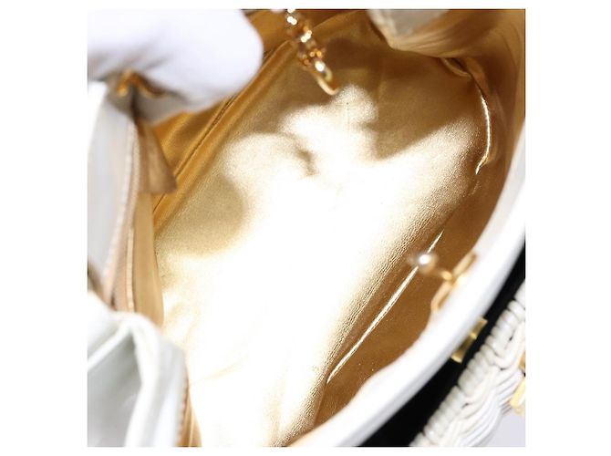Borsa a mano Gancini in rattan bianco e oro Auth 141821 di Salvatore Ferragamo - vista 11