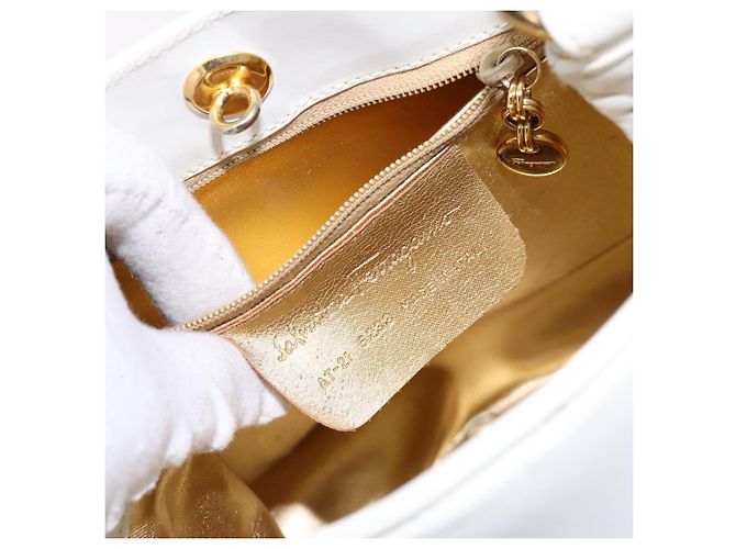 Borsa a mano Gancini in rattan bianco e oro Auth 141821 di Salvatore Ferragamo - vista 12