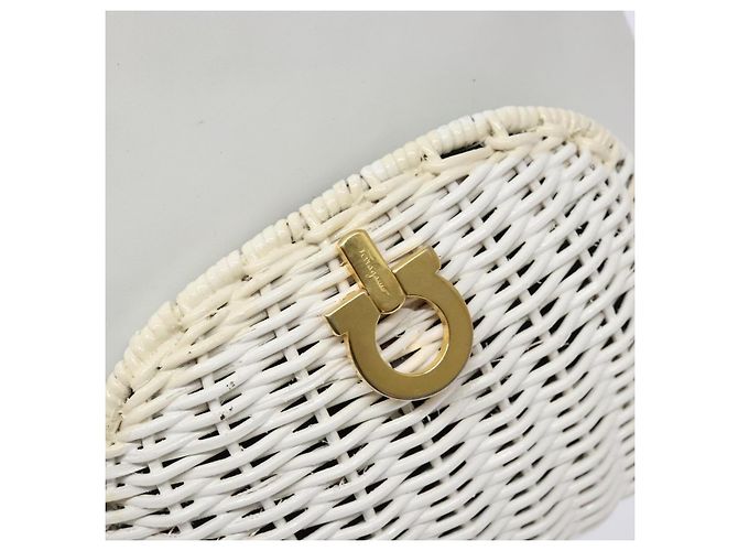 Borsa a mano Gancini in rattan bianco e oro Auth 141821 di Salvatore Ferragamo - vista 9