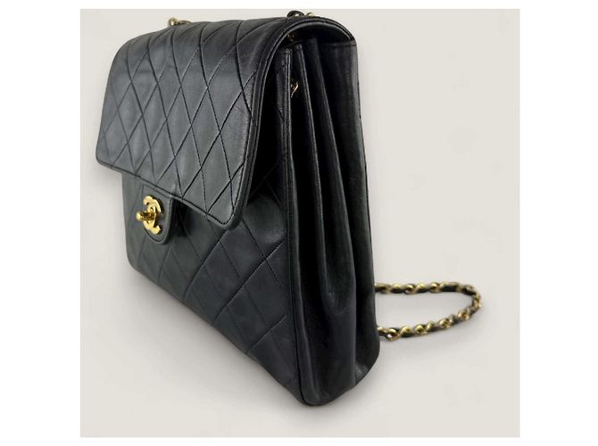 Timeless Chanel Vintage Matelassé Schultertasche aus Lammleder - Ansicht 10