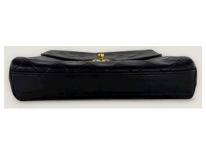 Timeless Chanel Vintage Matelassé Schultertasche aus Lammleder - Ansicht 12