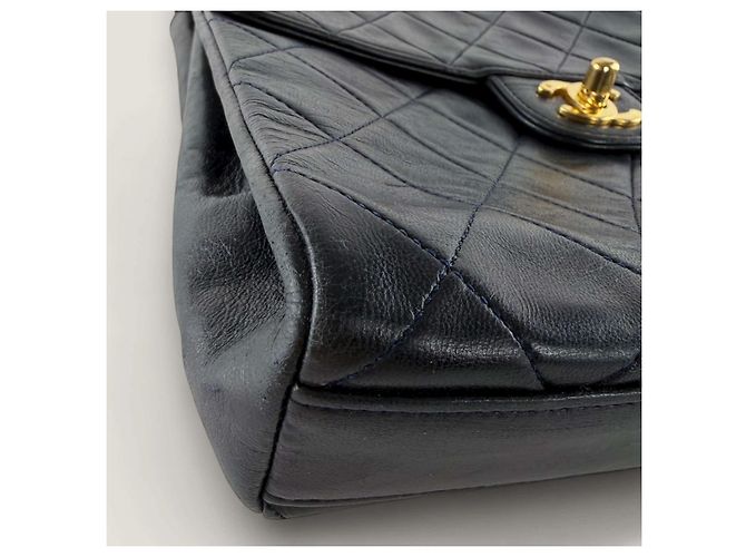 Timeless Chanel Vintage Matelassé Schultertasche aus Lammleder - Ansicht 14