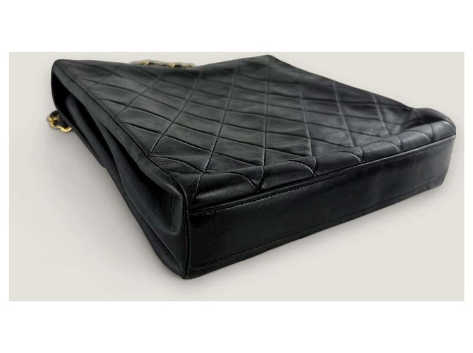 Timeless Chanel Vintage Matelassé Schultertasche aus Lammleder - Ansicht 15