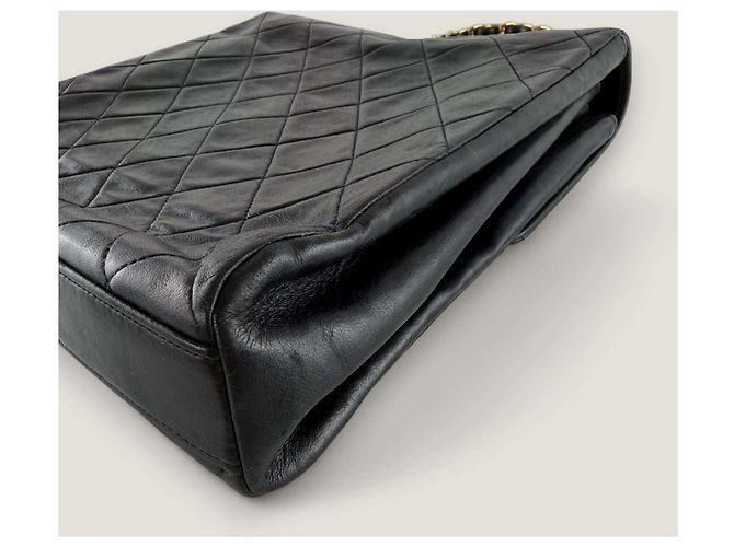 Timeless Chanel Vintage Matelassé Schultertasche aus Lammleder - Ansicht 16
